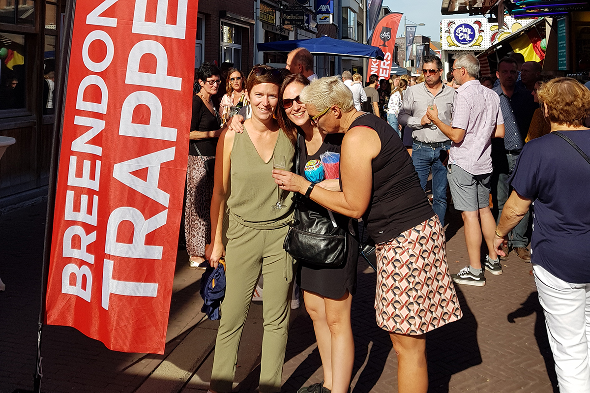 Clubleden aan de champagnebar van de Trappers op de jaarmarkt van Breendonk