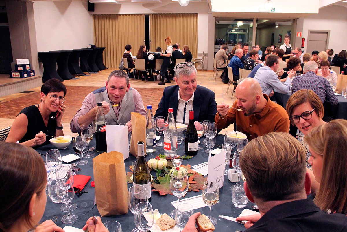 Clubleden aan tafel bij het slotsouper