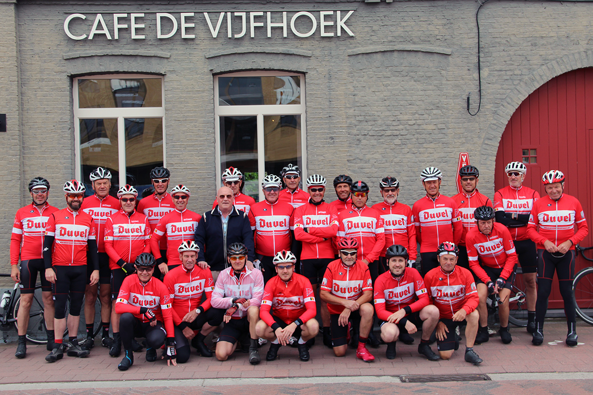Groepsfoto mannen voor Café de Vijfhoek